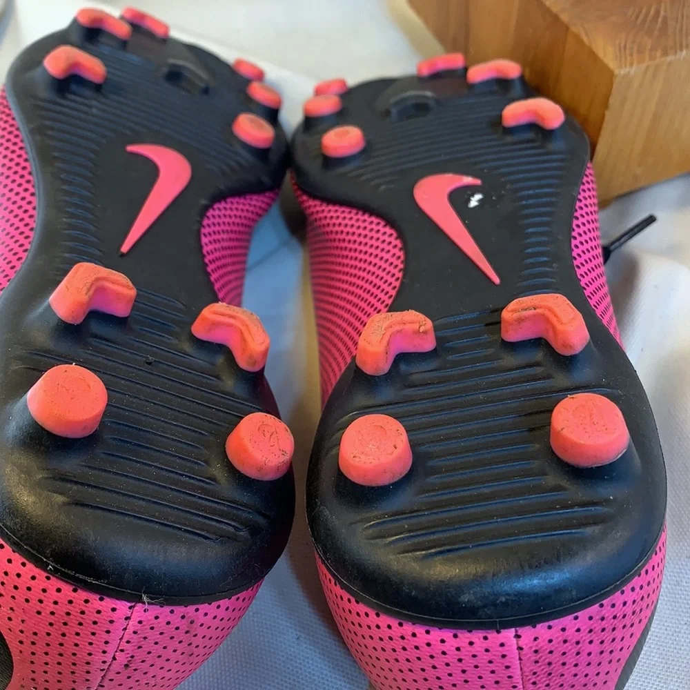 Nike soccer sneakers almost NEW